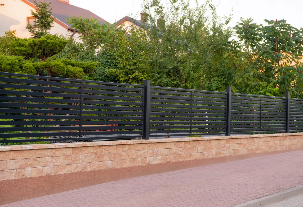 Przygotowanie powierzchni ogrodzenia przed malowaniem