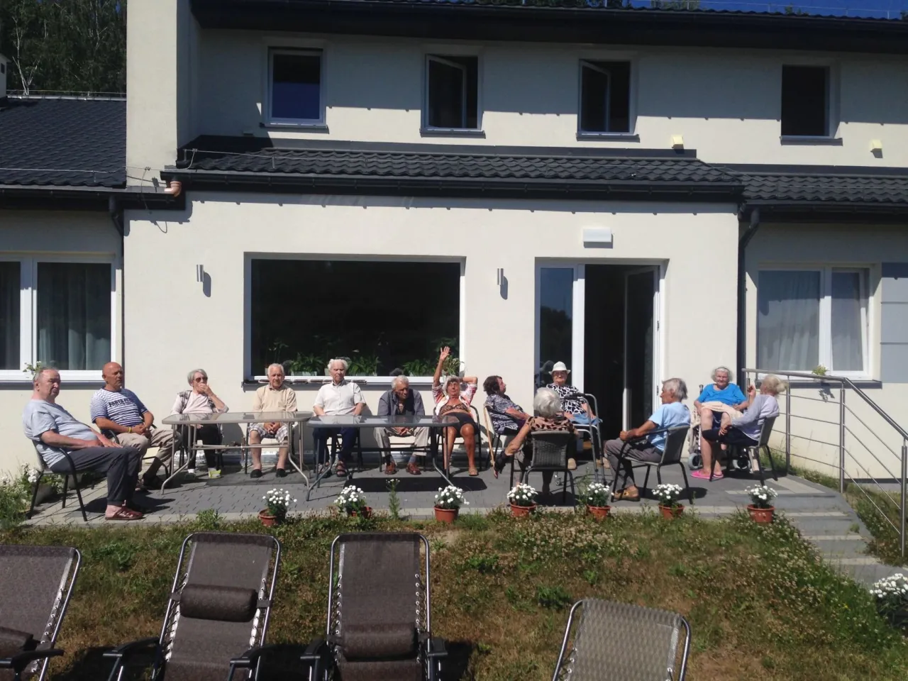 Dom Aktywnego Seniora Biały Bez pokoje i budynek