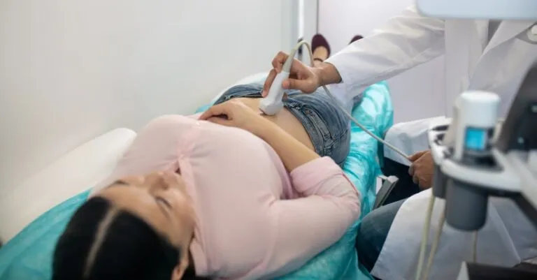 Ginekolog badanie u dziewicy, gabinet ginekologiczny komfort