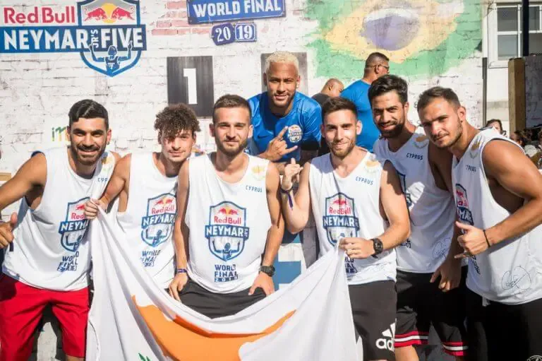 Neymar z logo Puma i Red Bull