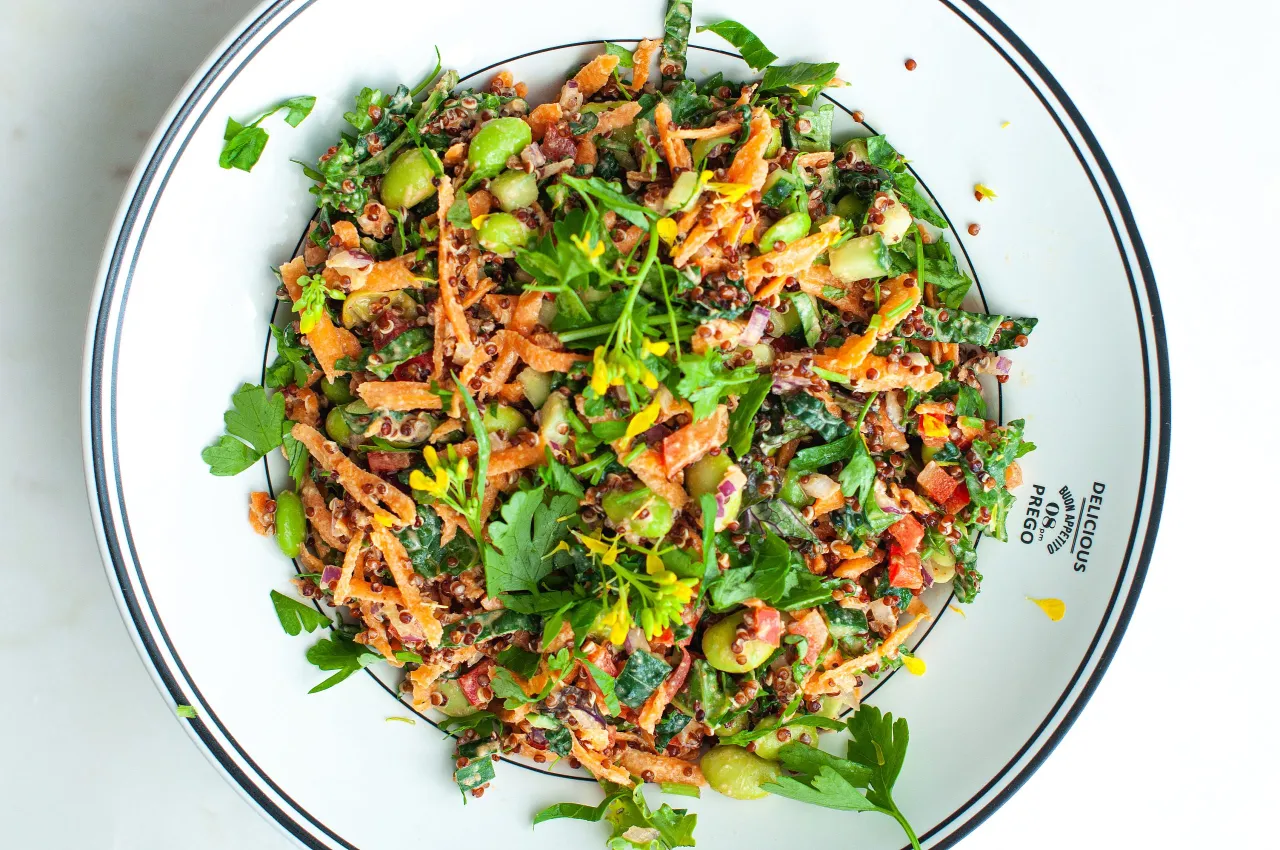 Kolorowa sałatka z edamame, komosą ryżową i warzywami. Idealna na szybki obiad, gdy zastanawiasz się, edamame mrożone jak zrobić.