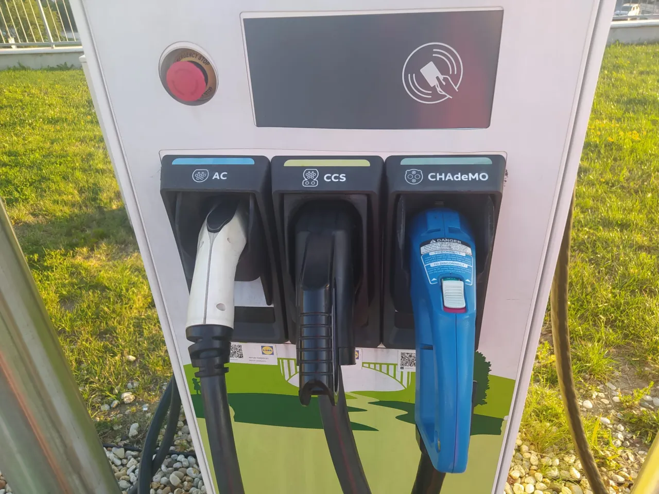 Ładowarka samochodów elektrycznych z trzema różnymi złączami: AC, CCS i CHAdeMO. Zastanawiasz się, jak długo ładuje się Tesla?