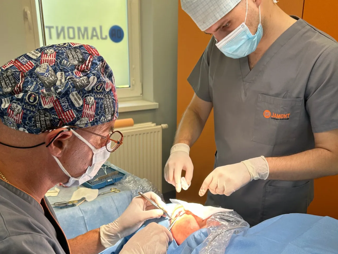 Chirurg plastyczny podczas konsultacji z pacjentem