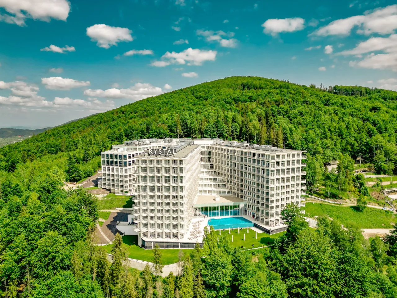 Nowoczesny hotel w górach oferuje wisła noclegi z wyżywieniem i basenem. Otoczony zielenią, z basenem i tarasem słonecznym.