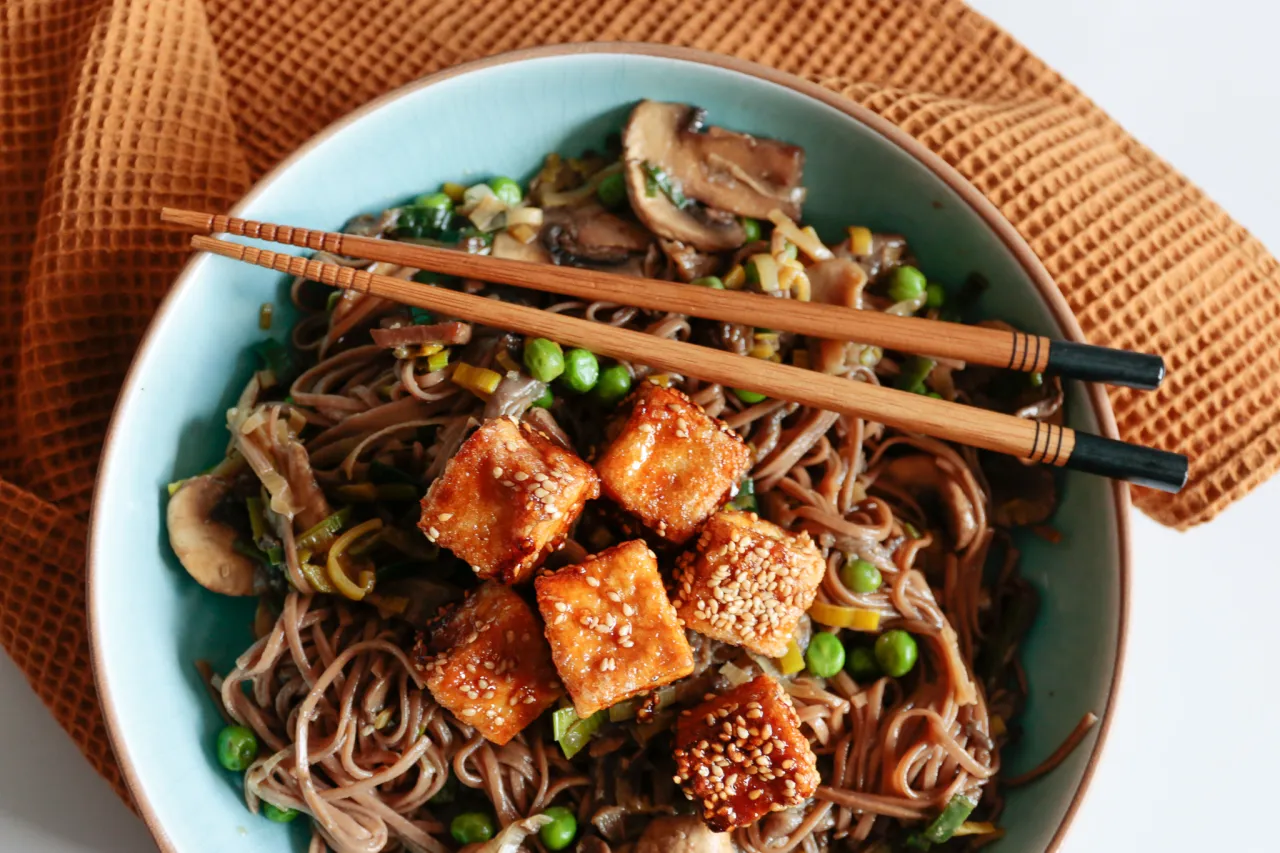 Soba z chrupiącym tofu i warzywami. Pyszny przepis na soba, idealny na szybki obiad.
