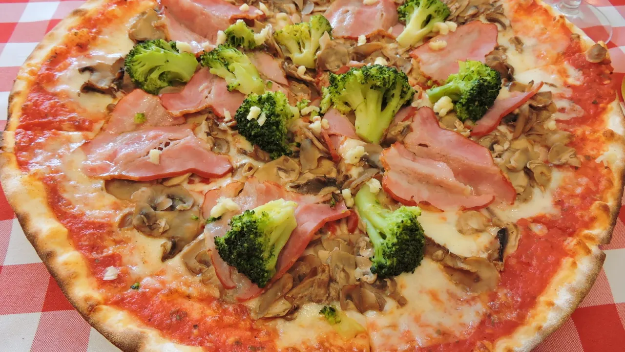 apetyczna pizza w pizzerii