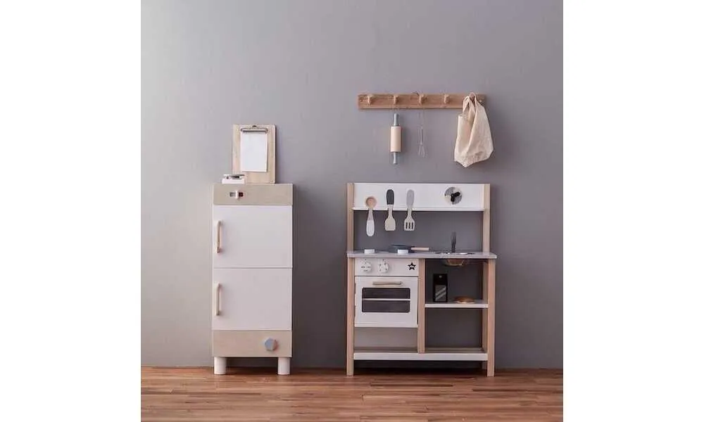 drewniana kuchnia dla dzieci vs plastikowa kuchnia zabawka porównanie