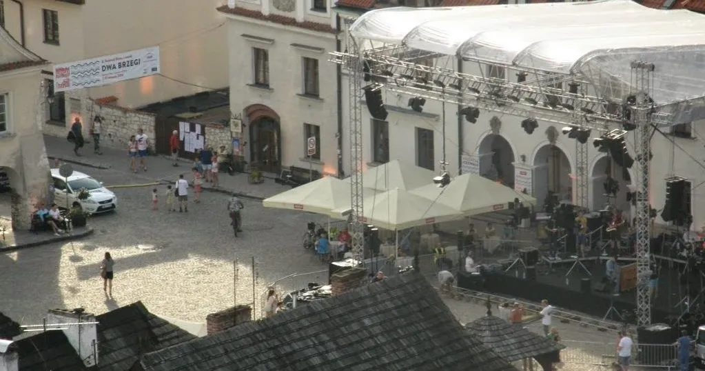 Rynek Kazimierz Dolny renesansowe kamienice studnia