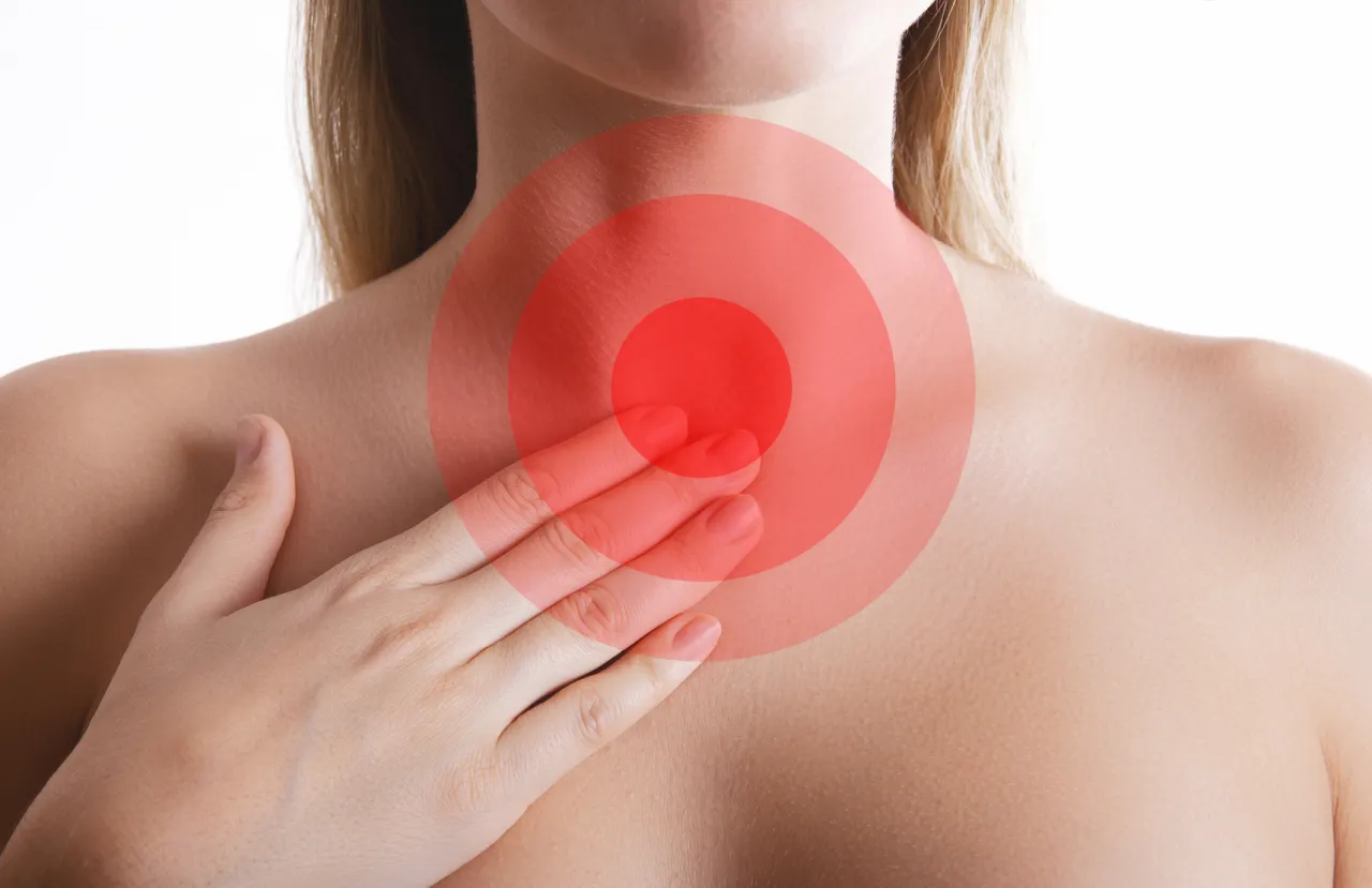 Kobieta z refluksem pije kakao