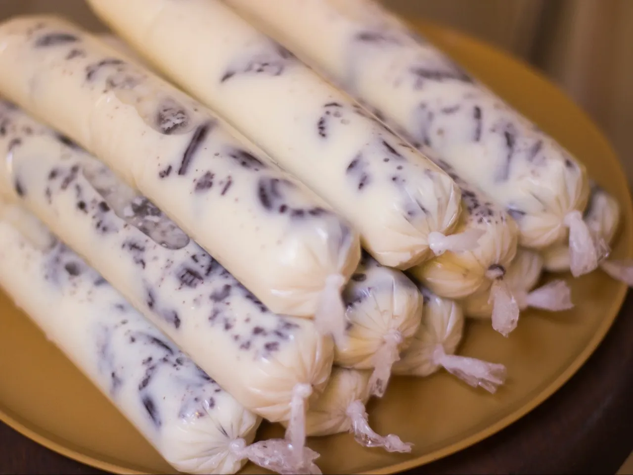 Domowe lody z kawałkami ciastek w folii. Idealny przepis na lato!