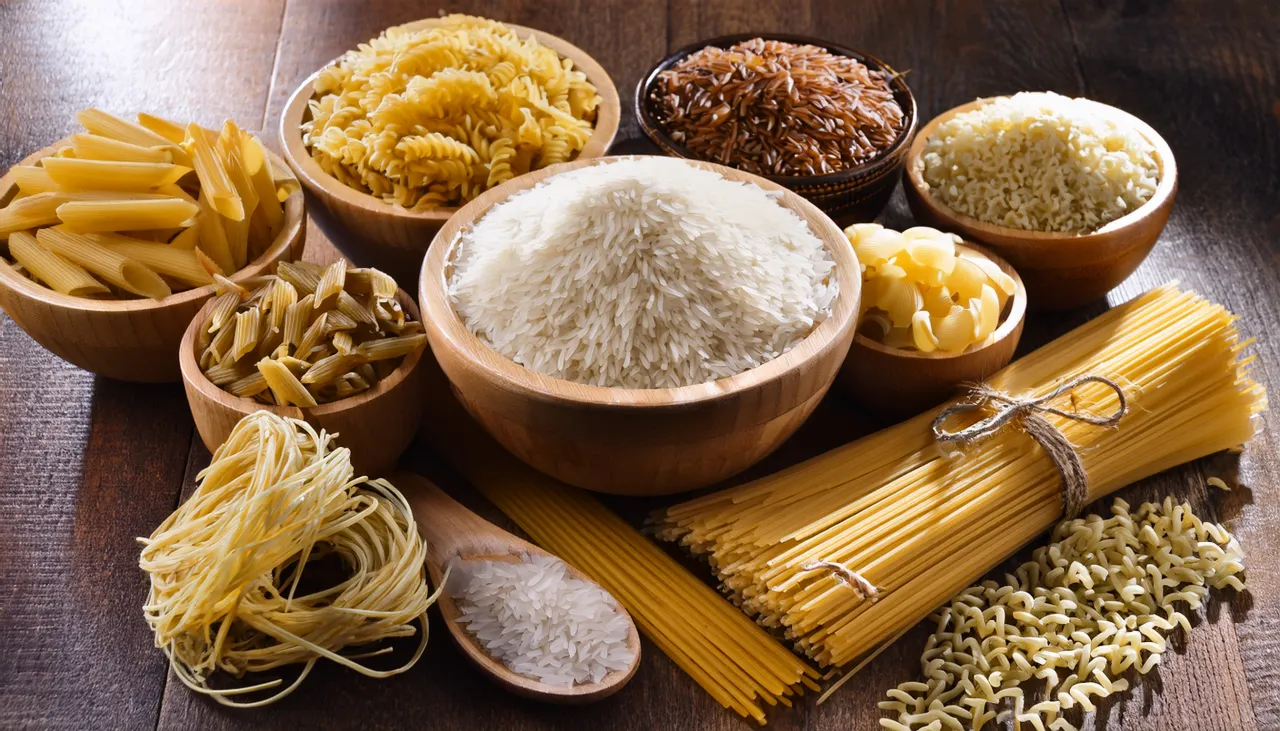 talerze ryż makaron por&oacute;wnanie