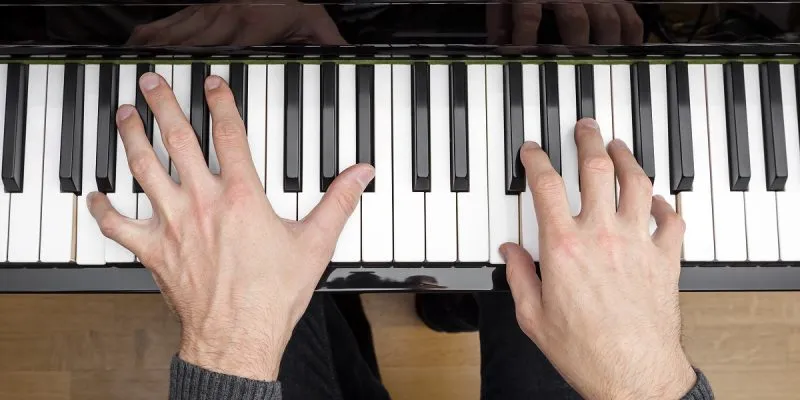 Pianista ręce klawiatura nauka