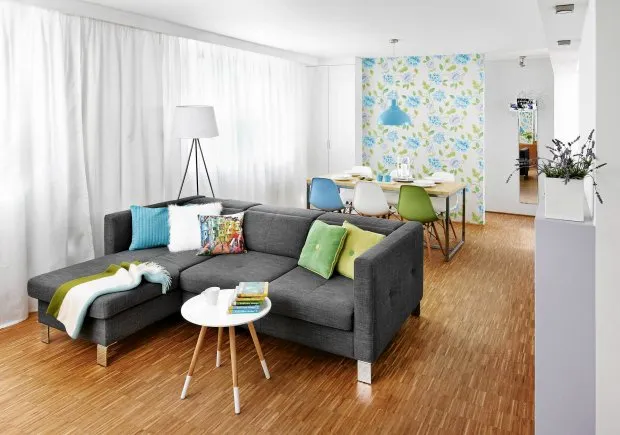 duży salon narożnik dzielący strefy