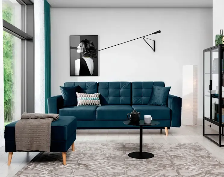 Granatowa kanapa z szarymi ścianami, granatowa kanapa z beżowymi ścianami, granatowa kanapa z zieloną ścianą akcentową