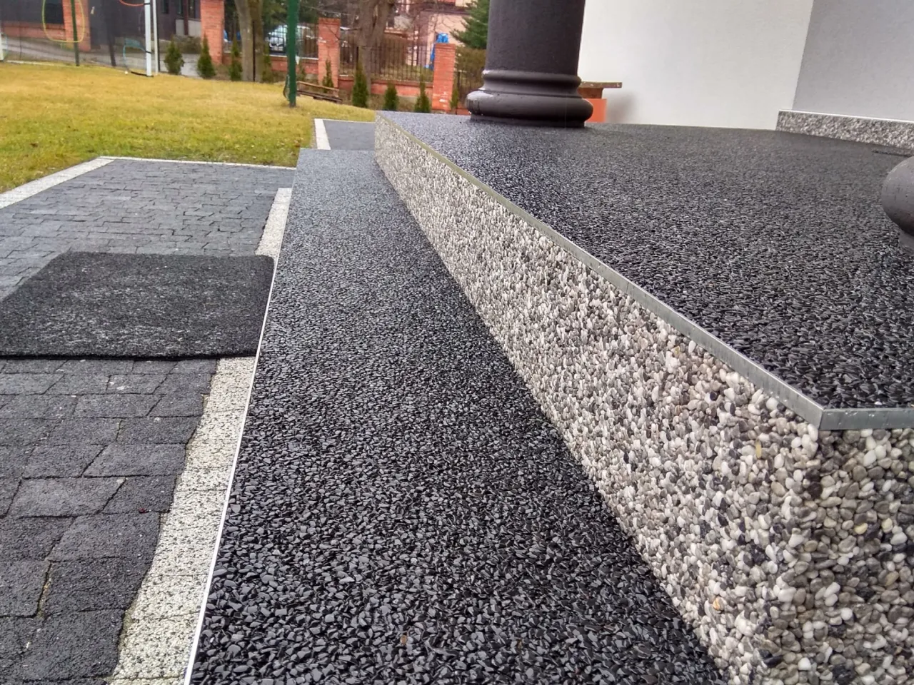 Kamienny dywan na chodniku