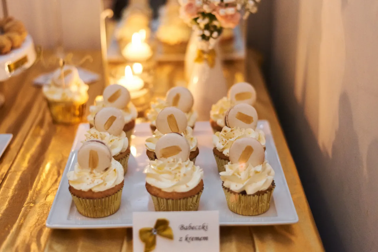 Monoporcje weselne babeczki makaroniki