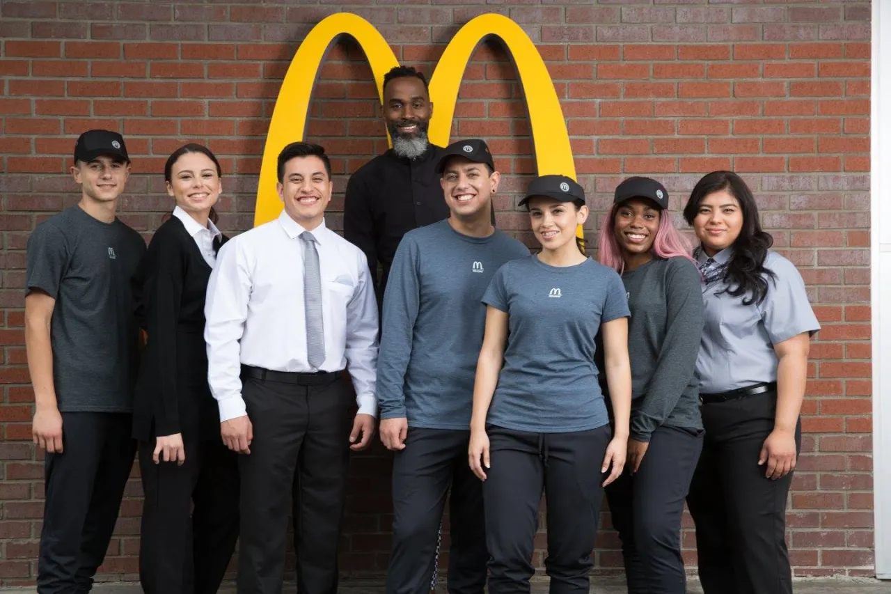 Zespół pracowników restauracji fast food