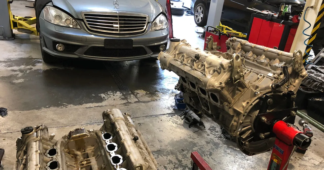 Warsztat samochodowy, gdzie trwa wymiana silnika w Mercedesie. Zastanawiasz się, ile kosztuje swap silnika?