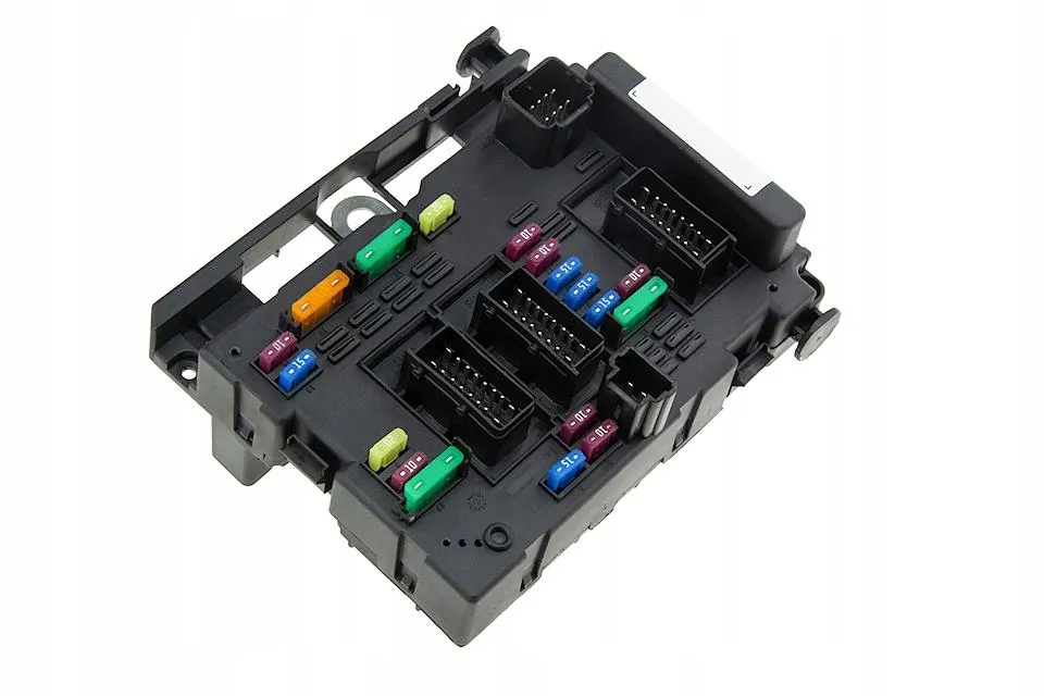 Skrzynka bezpieczników Peugeot 206 komora silnika BSM