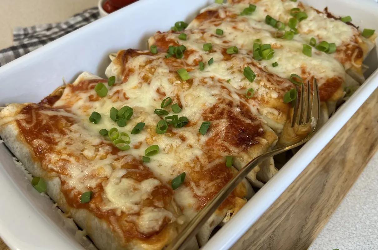 Składniki na zapiekankę z tortilli: ser, kurczak, warzywa