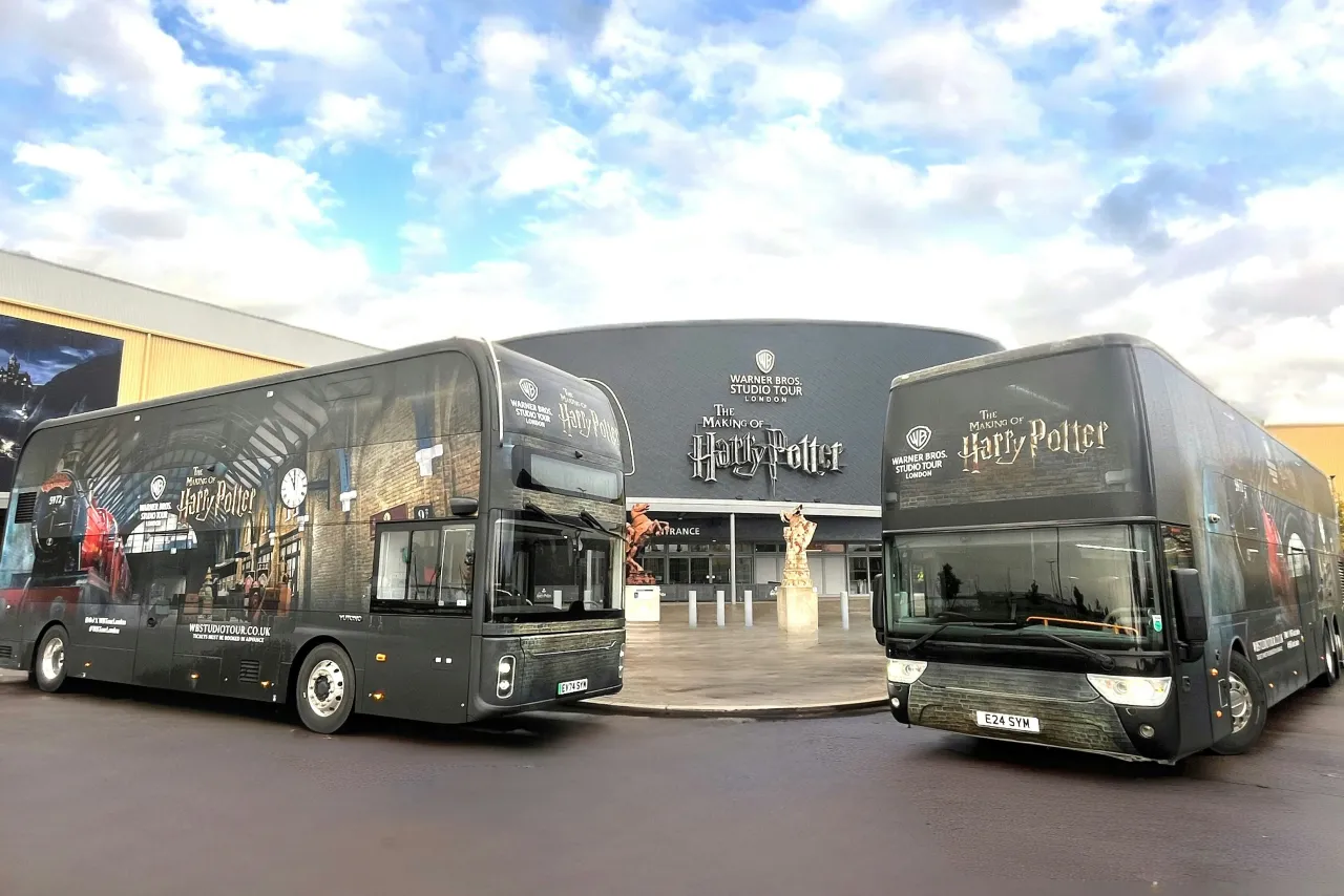 Autobusy z motywem Harry'ego Pottera przed Warner Bros. Studio Tour London. Idealne pamiątki z Londynu co kupić dla fan&oacute;w!