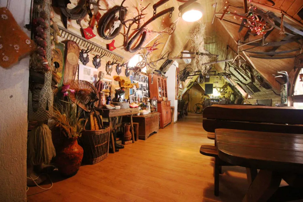 Wnętrze karczmy w Bieszczadach