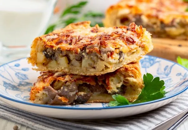 idealnie wypieczona zapiekanka z ciasta francuskiego bez zakalca