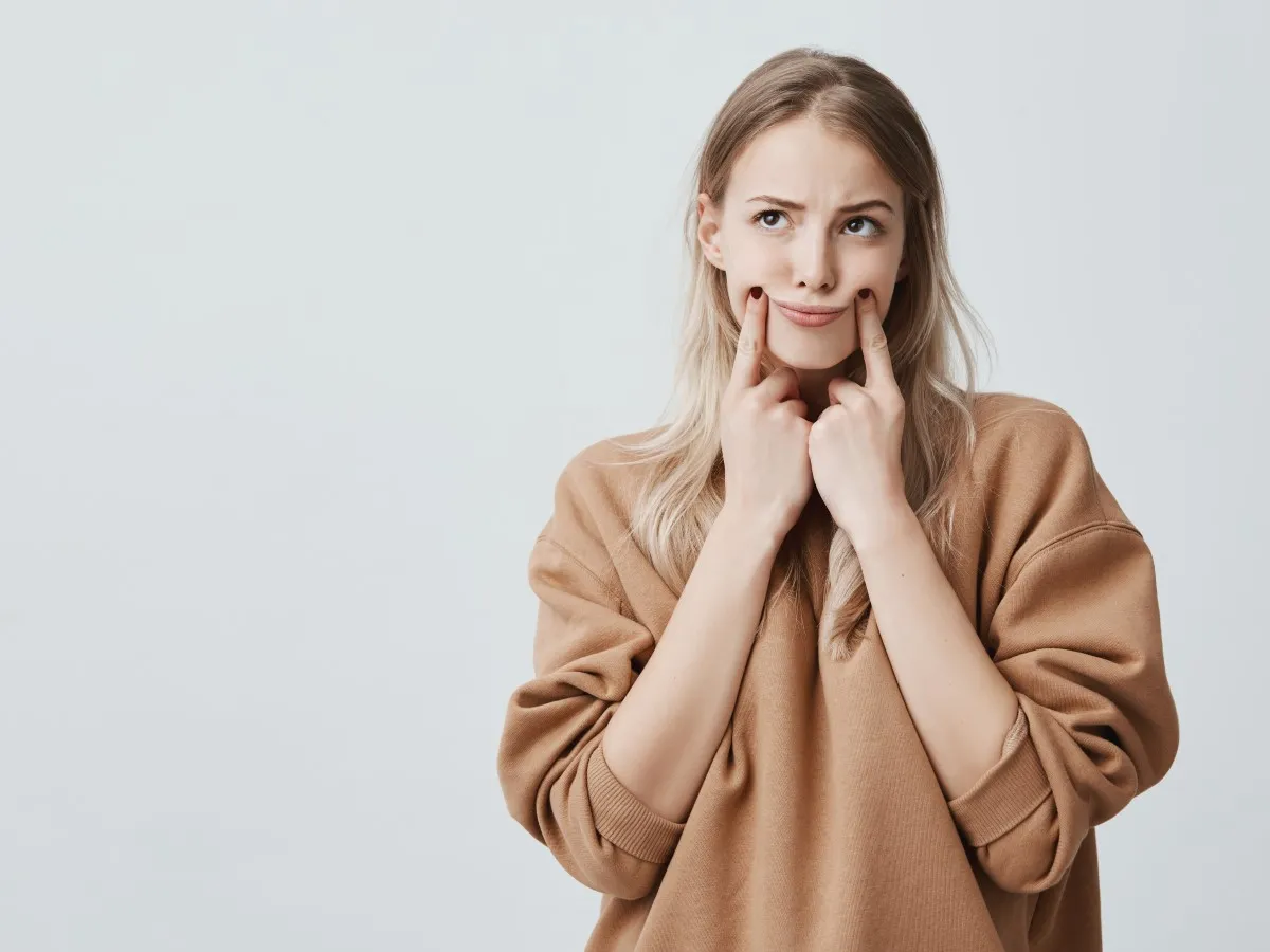 osoba zaniepokojona, z wyrazem złości lub lęku, symbolizująca ukryte emocje