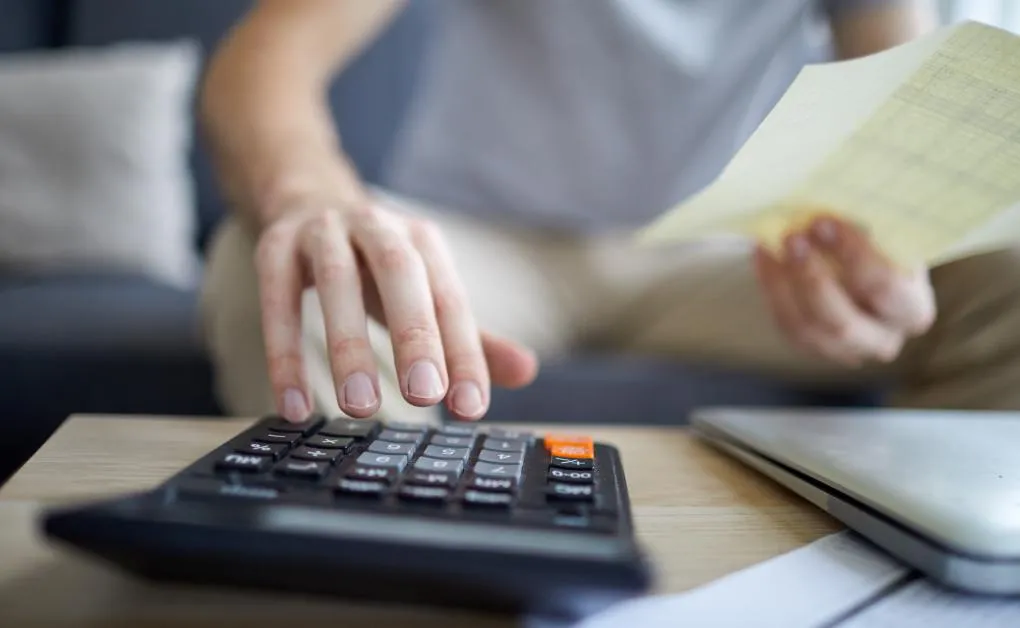 Zdjęcie Czy trzeba płacić ZUS będąc zatrudnionym? Zaskakujące zasady i wyjątki