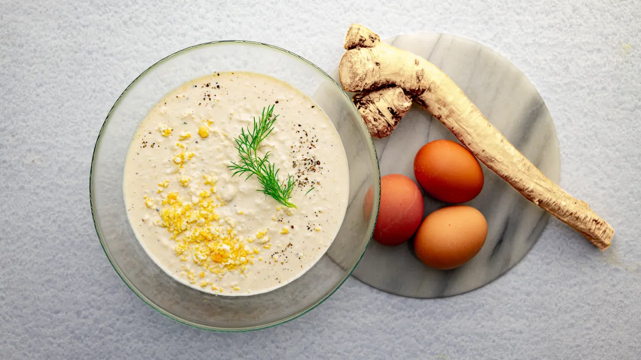 korzeń chrzanu na desce do krojenia z tarką