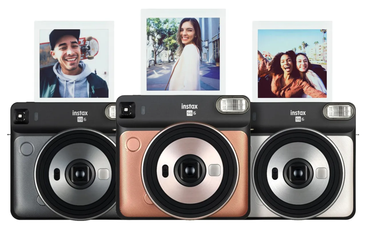 Trzy aparaty natychmiastowe Instax SQ6 w r&oacute;żnych kolorach: czarnym, r&oacute;żowym i srebrnym. Nad nimi zdjęcia zrobione tymi aparatami. Jaki aparat natychmiastowy wybrać?