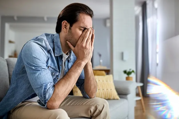 Mann mit Rückenschmerzen oder Kopfschmerzen, gestresst