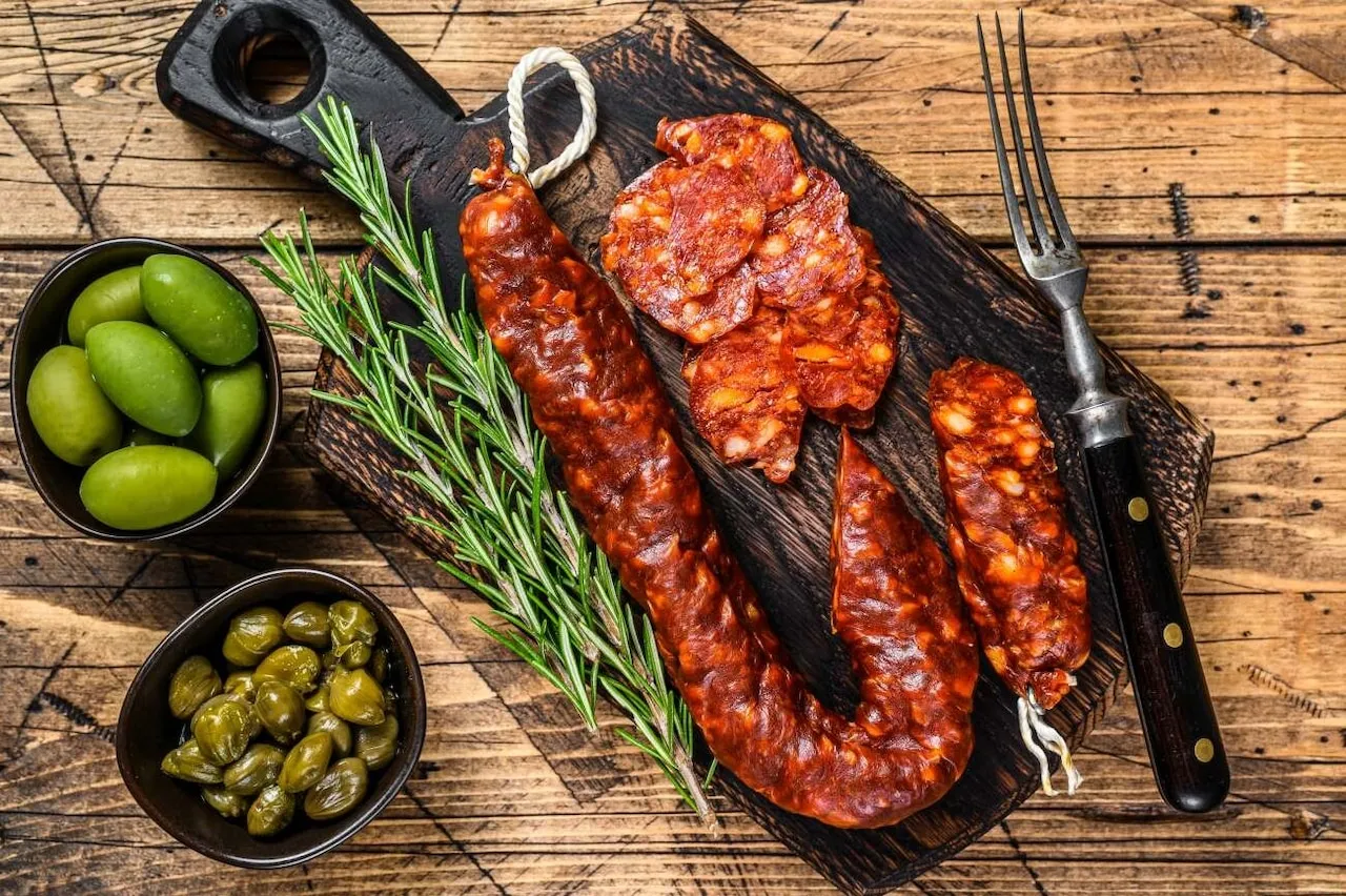 r&oacute;żne rodzaje kiełbasy chorizo