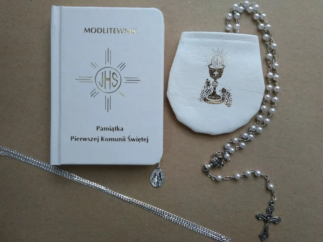 Tradycyjne pamiątki komunijne medalik różaniec Pismo Święte