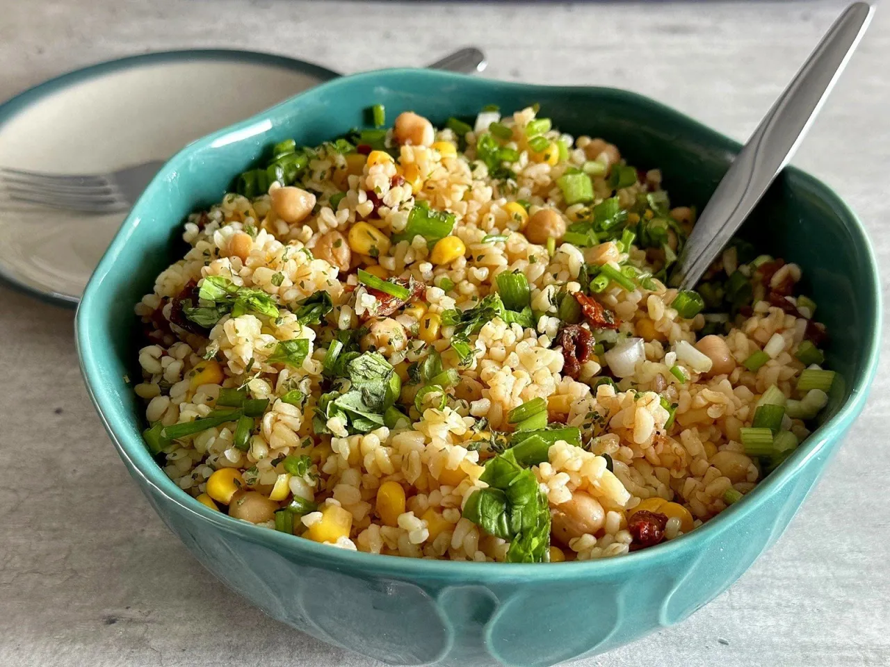 Ciepła sałatka z kaszą bulgur do lunchboxa