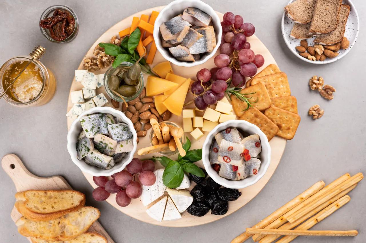 efektowne podanie przekąsek deska serów