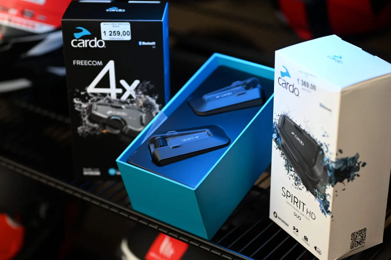 Motocyklista z interkomem w kasku