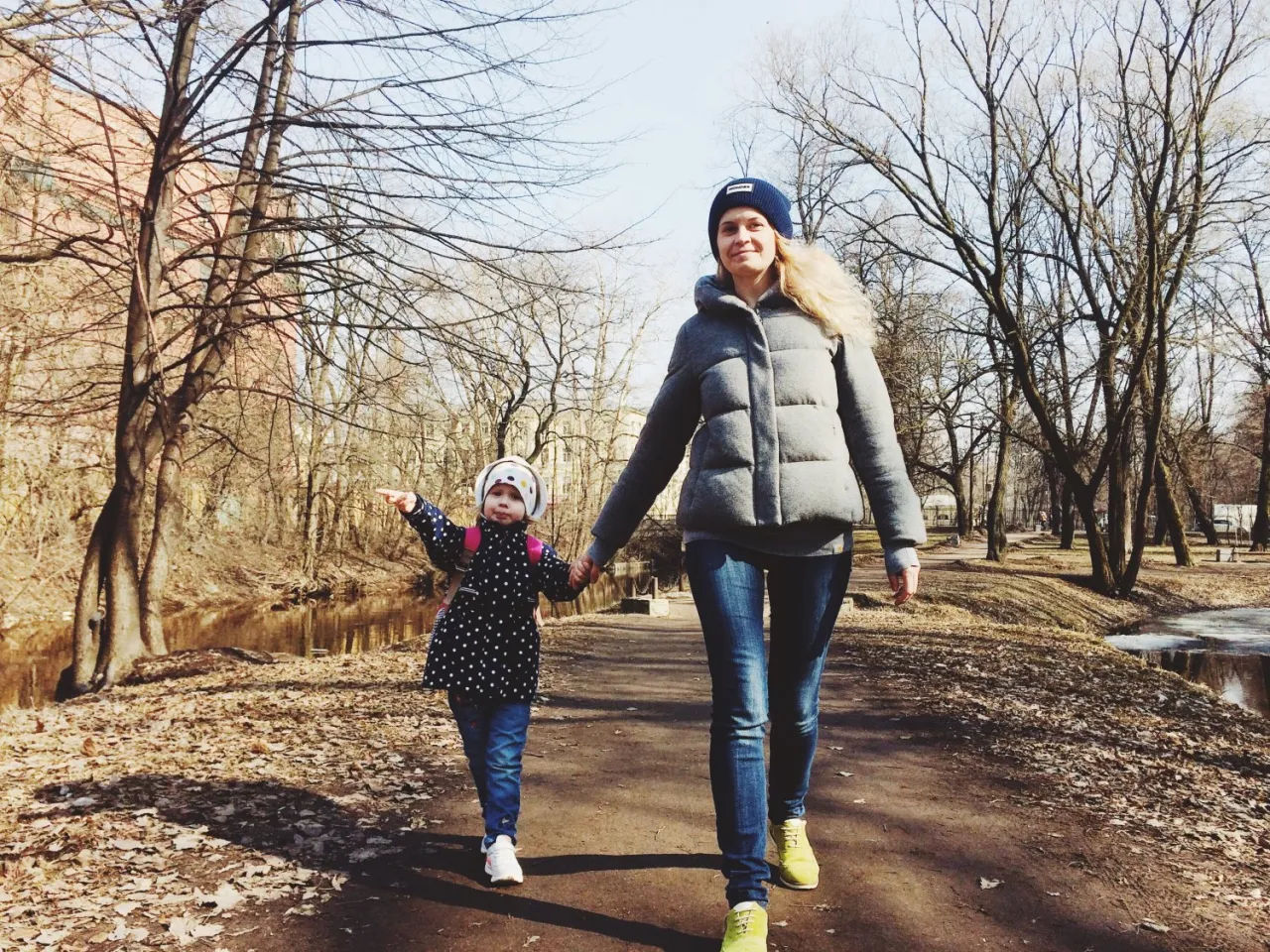 dziecko z katarem na spacerze z rodzicem