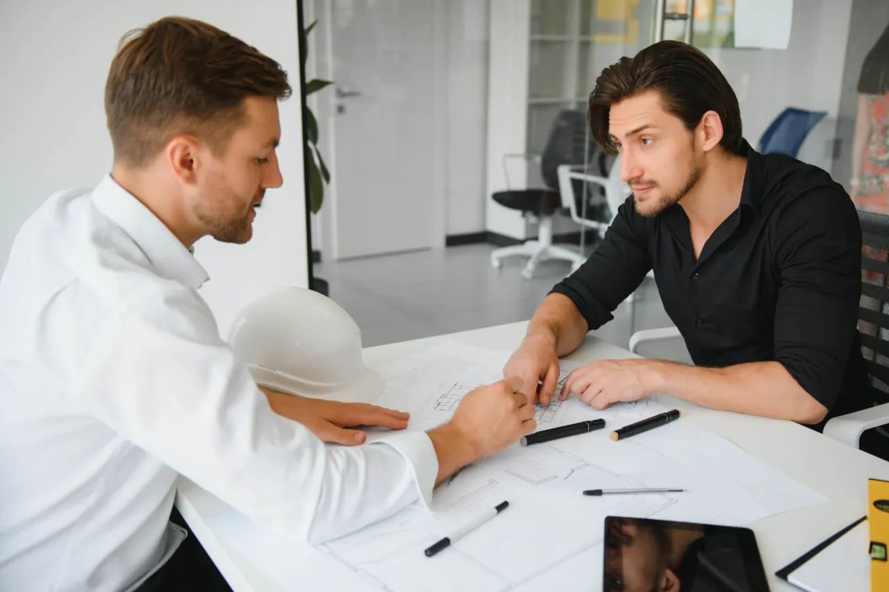 negocjacje z deweloperem przy stole