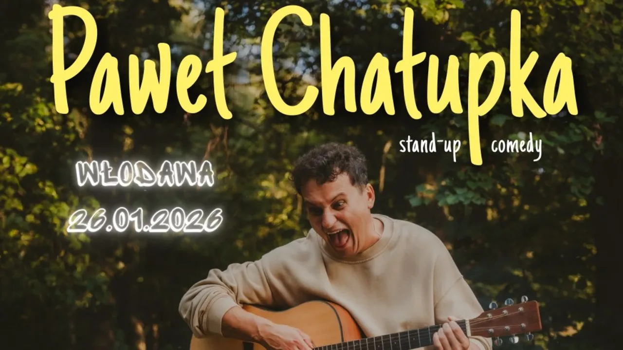 Paweł Chałupka stand up w Włodawie 26.01.2026. Komik z gitarą, pełen energii, zapowiada sw&oacute;j występ.