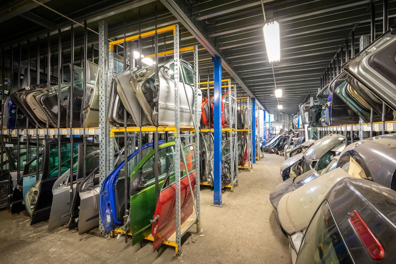 casse automobile moderne et organisée avec des pièces rangées