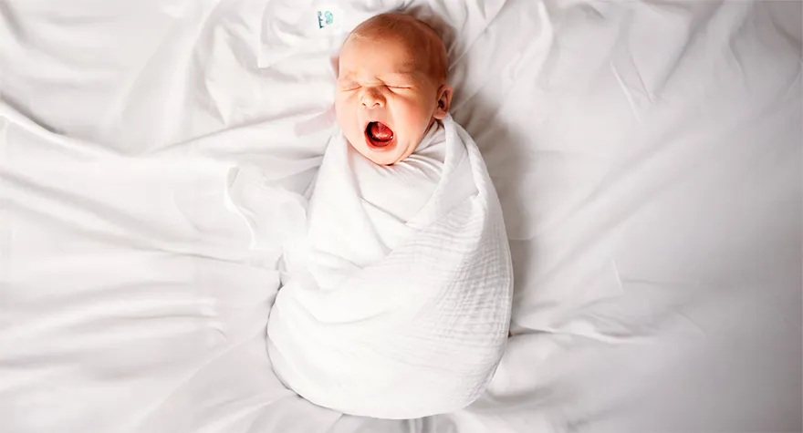 dziecko w otulaczu bezpieczna pozycja bioderek