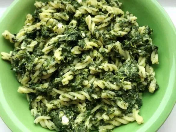 makaron ze szpinakiem i fetą