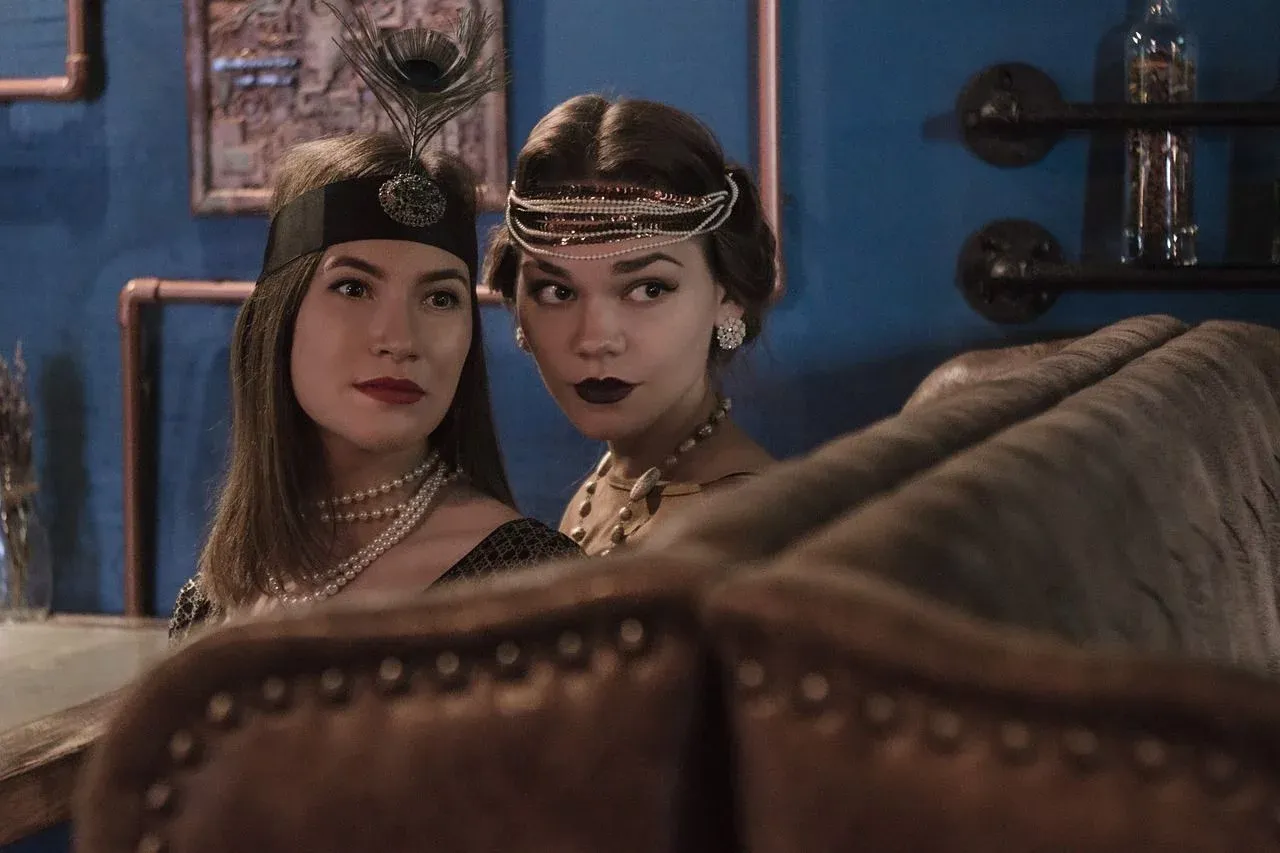 Str&oacute;j flapper girl i dżentelmen z lat 20.