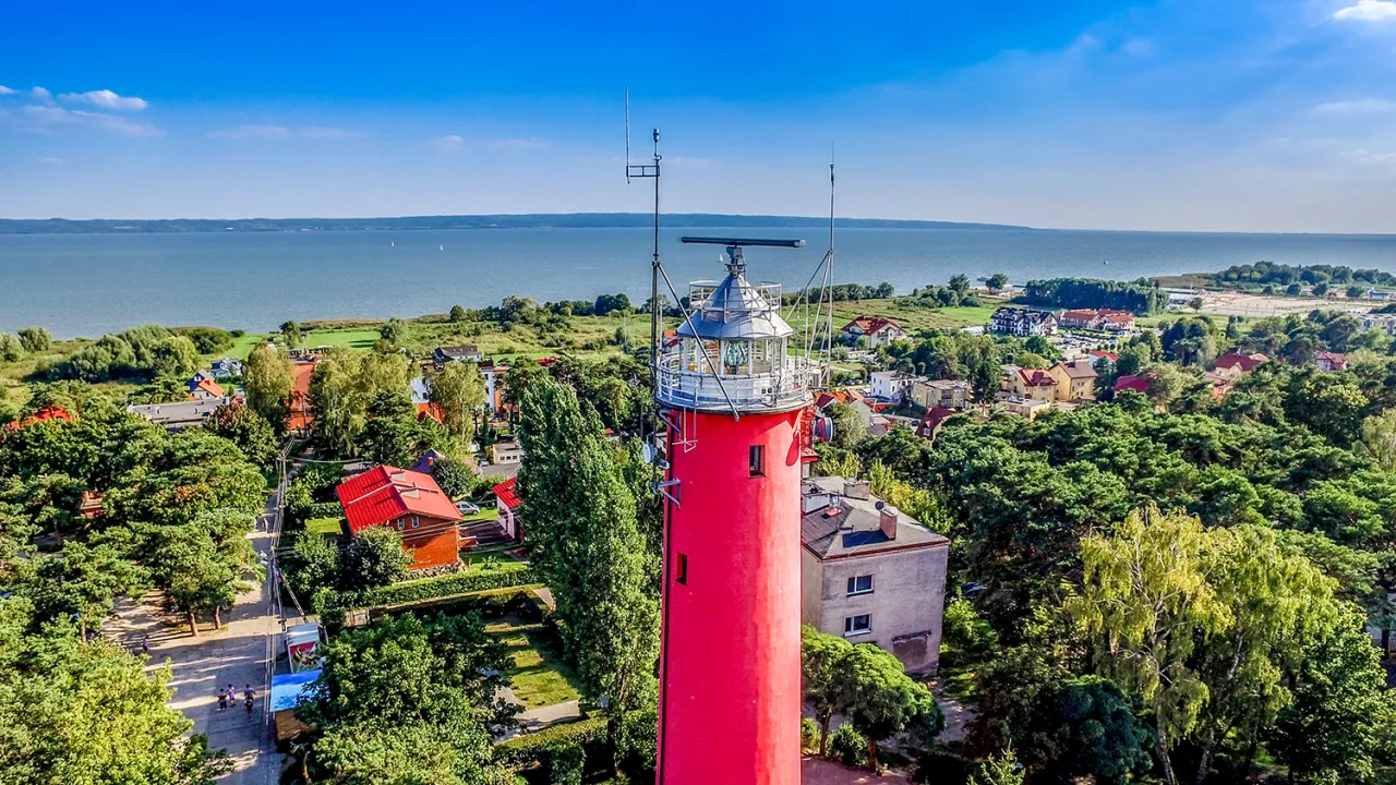 Zdjęcie latarni morskiej w Krynicy Morskiej lub plaży