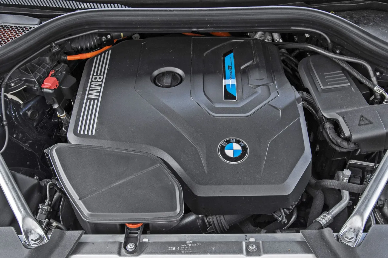 Silnik hybrydowy BMW X3 G01. Zastanawiasz się, bmw x3 g01 jaki silnik wybrać? Ten model oferuje moc i oszczędność.