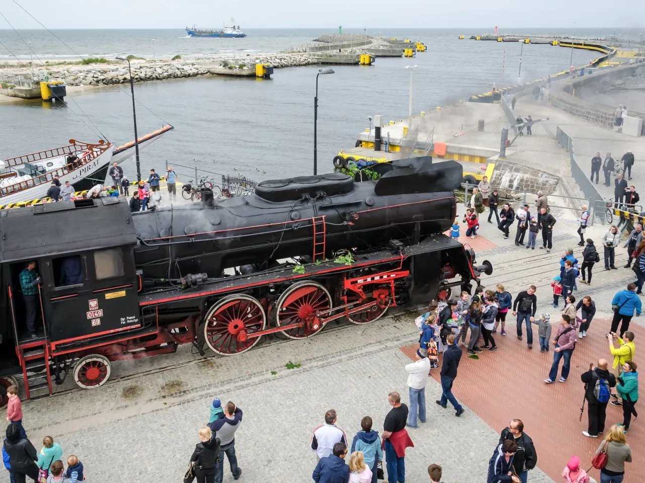 Pociąg jadący przez polskie krajobrazy do Kołobrzegu