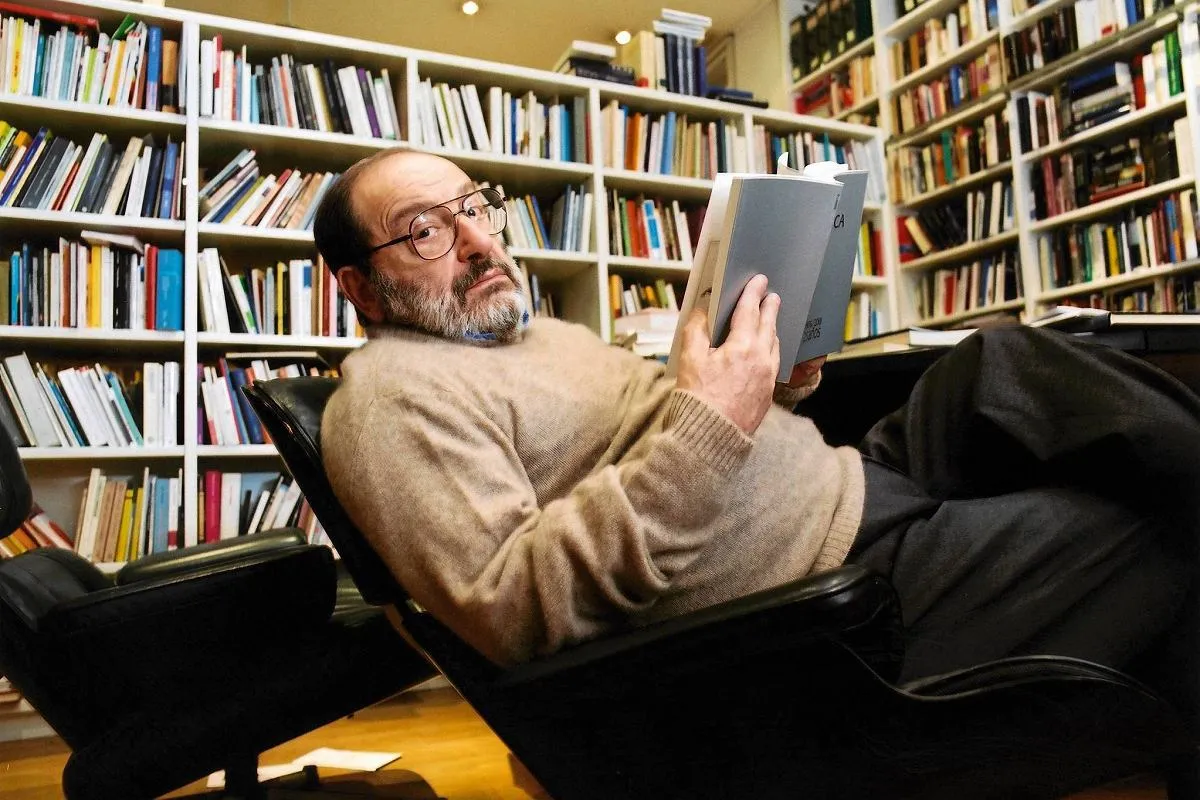 Umberto Eco z książkami w bibliotece