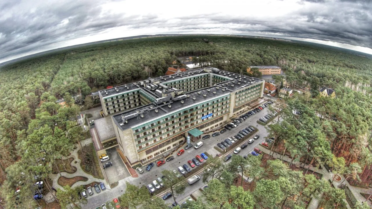Wieniec-Zdrój sanatorium otoczone lasem. Sprawdź ceny pobytu i ofertę.