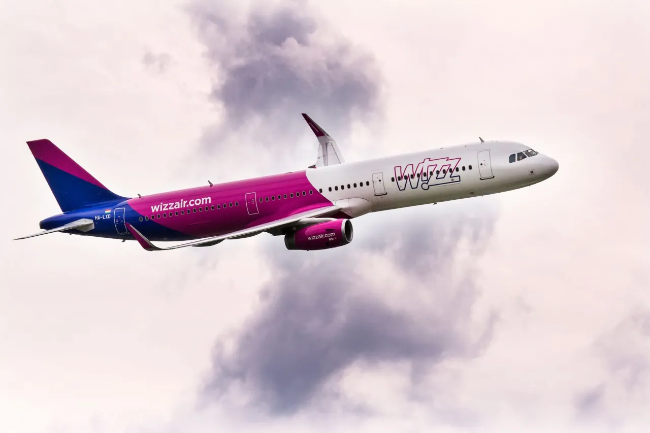 Samolot Wizz Air w locie. Zastanawiasz się, jak przelozyc lot w Wizzair? Ten samolot zabierze Cię w podr&oacute;ż.